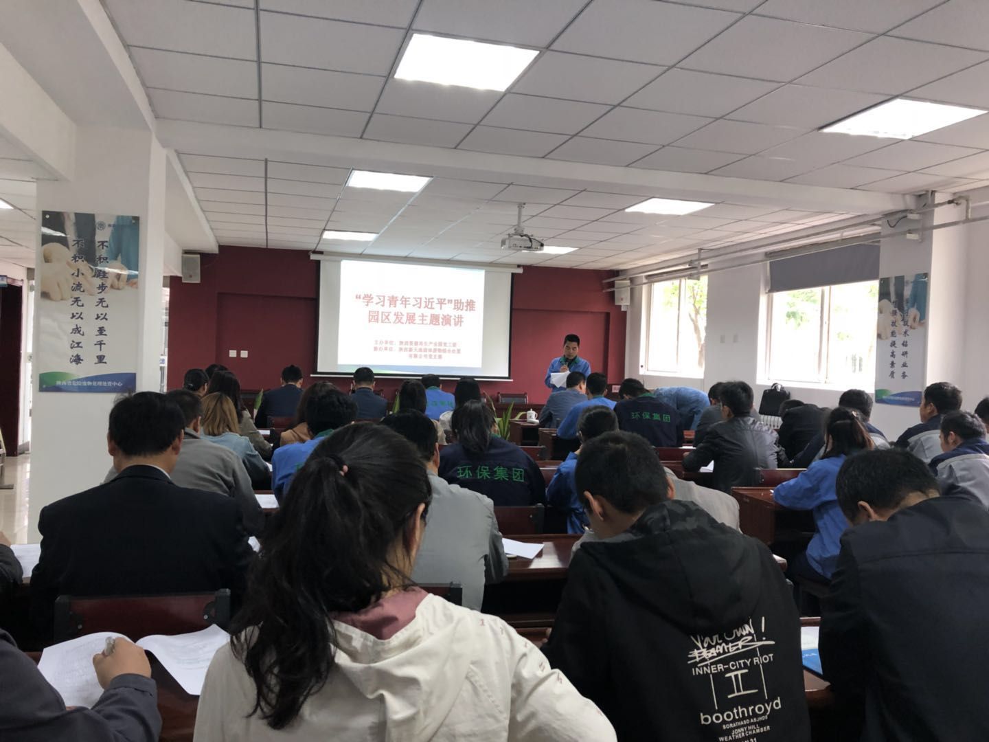 15252509068527676HjX.jpg Ñݽ²½ÇÖðѧϰÇàÄêϰ½üƽ.jpg