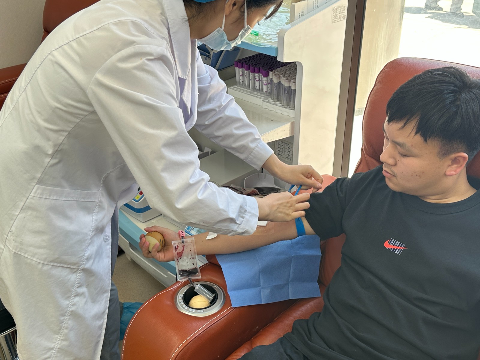 ��⹫˾��֯��չ���ഺ����Ѫ ��ξ۰��ġ��޳���Ѫ�˶�.jpg