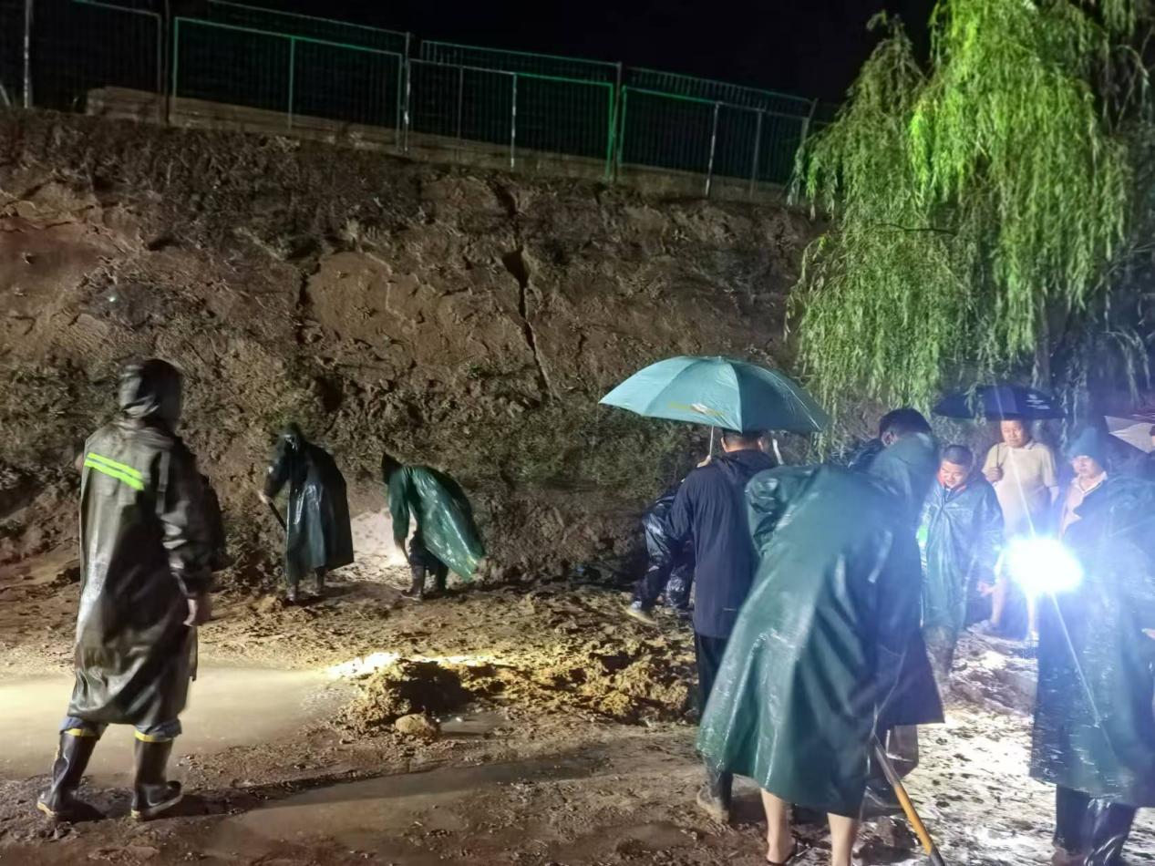 1723621190917561YyW3.jpg ÓÍÆø¹¤³Ì¹«Ë¾ÍõÇþÔòÕ¾×é֯ȫԱ¡°Õ½±©Óê¡¢ÇÀÅÅÏÕ¡¢±£Çå¾²¡±.jpg