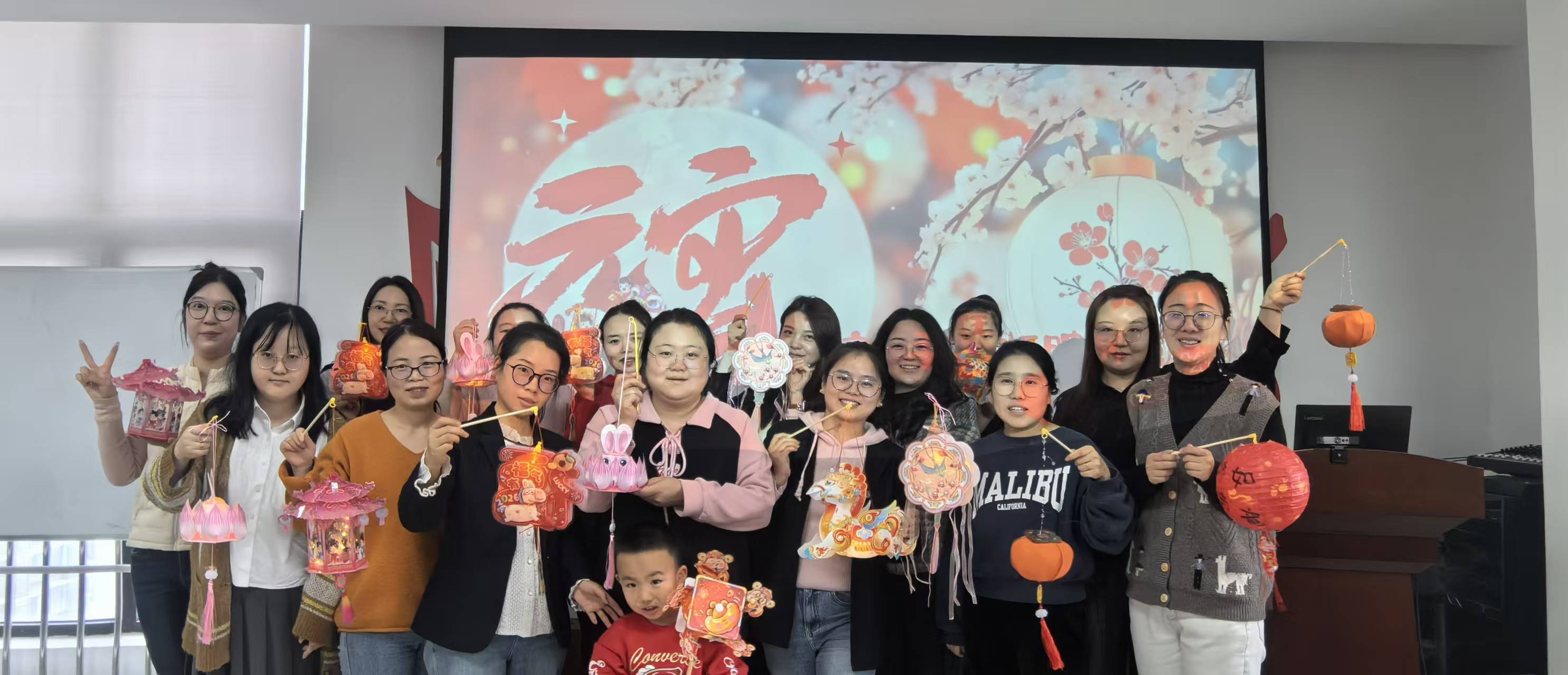 1772590623318916wClQ.jpg Éú̬½¨É蹫˾¹¤»á¿ªÕ¹¡°ÂíÆôгÌ?µÆÓ³ÍÅÔ²¡± ÔªÏü½ÚÊÖ¹¤µÆÁýÖÆ×÷Ô˶¯Í¼Æ¬.jpg